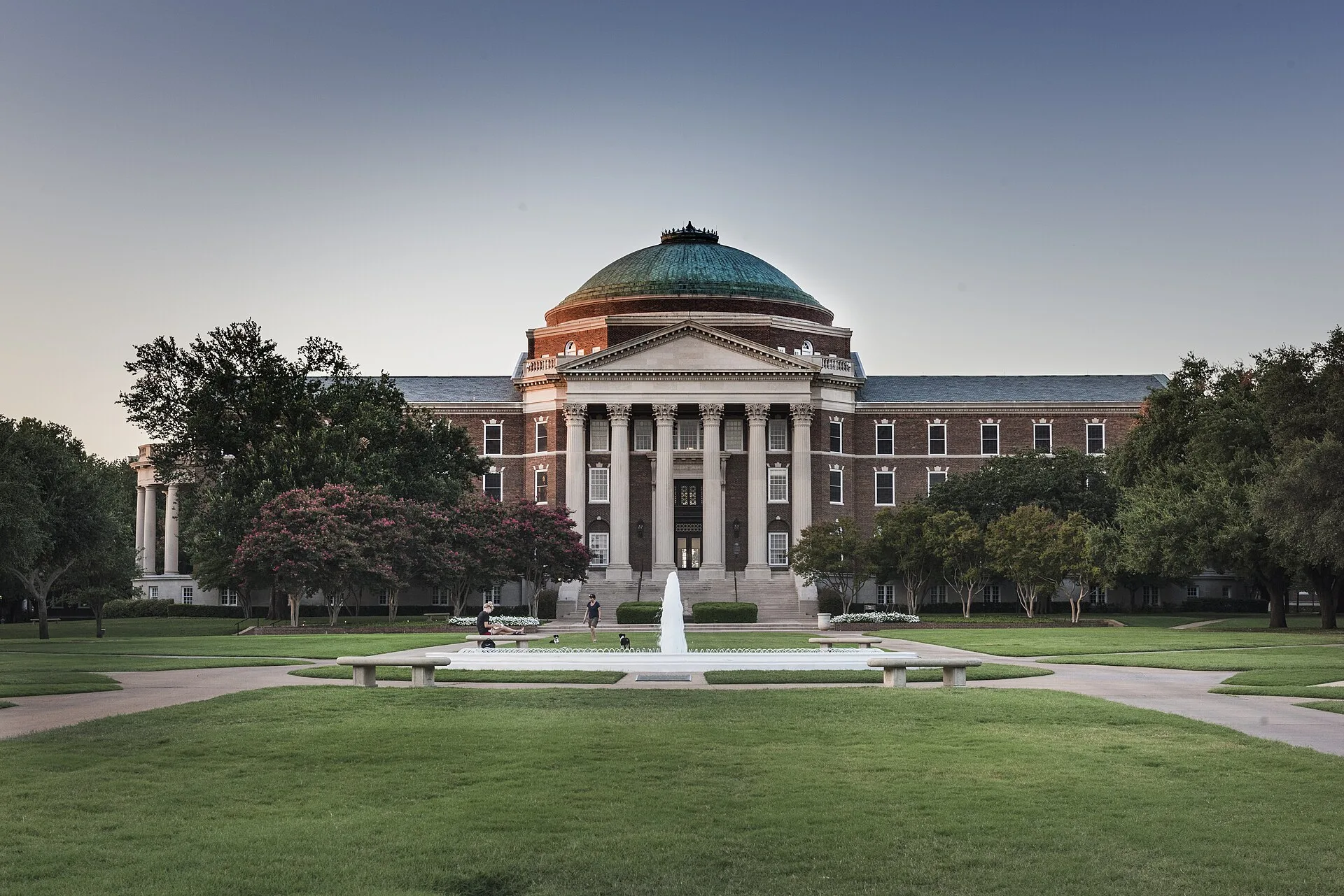 Dallas Hall and its fountain on the Southern Methodist University campus in University Park, Texas